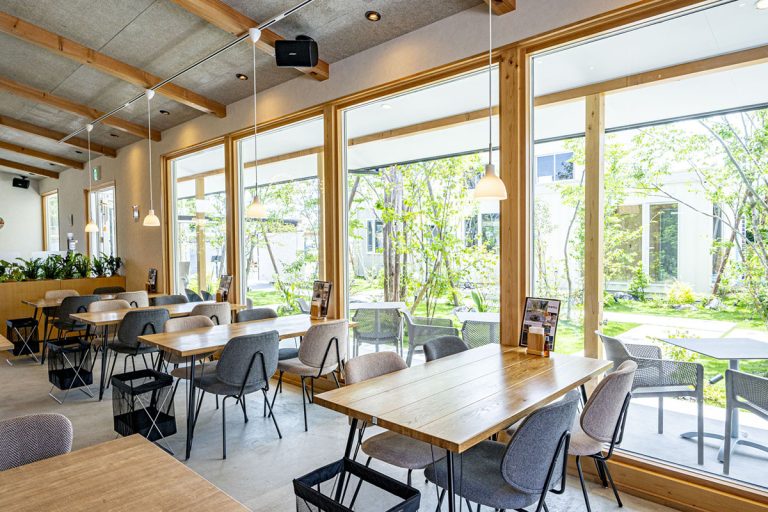 緑あふれる景色を眺めながら、ここならではのランチが楽しめます。